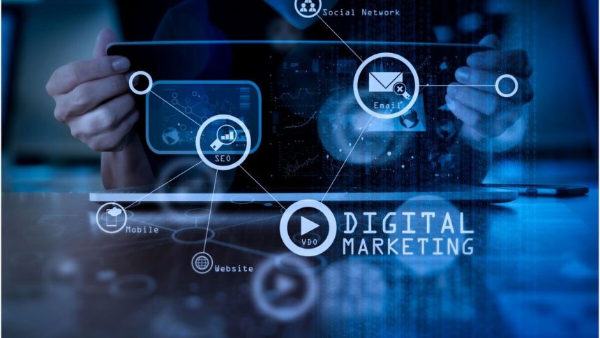 Suivre une formation en marketing digital.